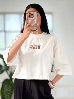 تیشرت کراپ باکسی VIP گلدوزی (Coffee addict) قیمت هر عدد تیشرت : ۵۹۵۰۰۰ قیمت بسته ۶ عددی :